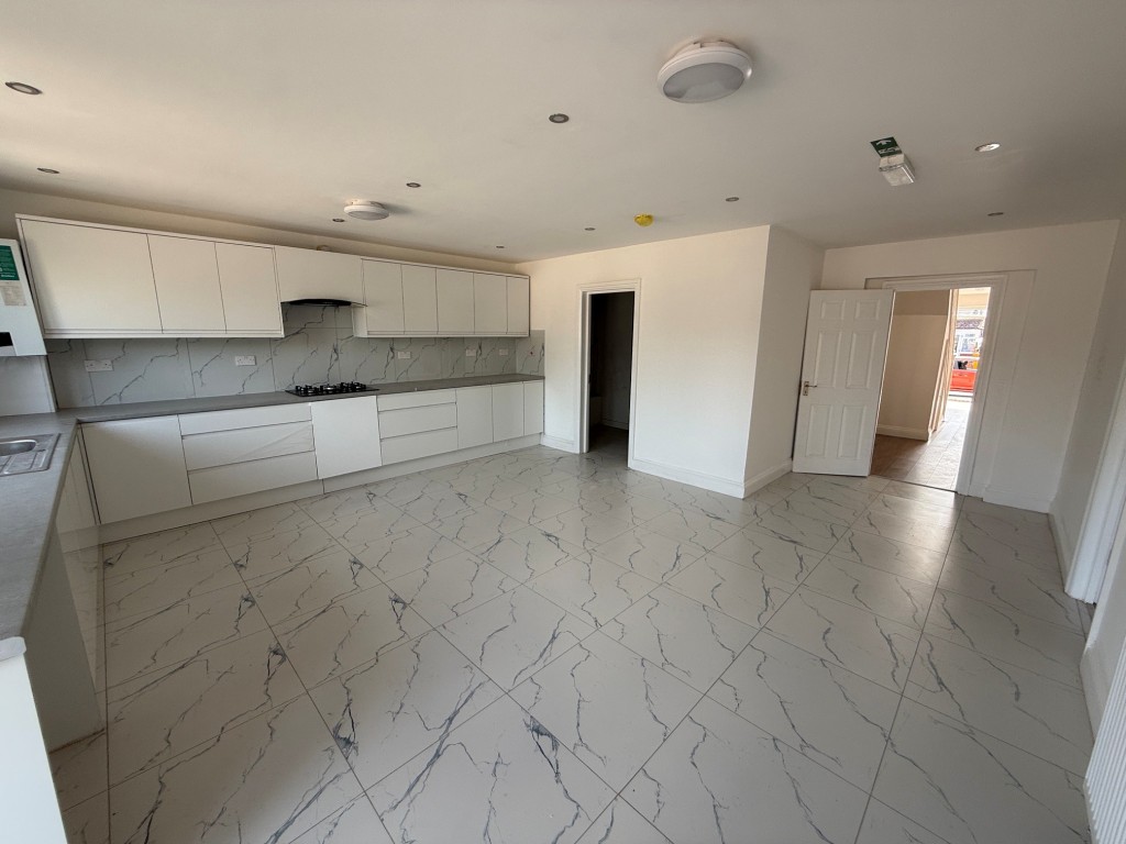 Lot: 166 - HOUSE WITH VERSATILE ACCOMMODATION - Fitted kitchen access to rear garden